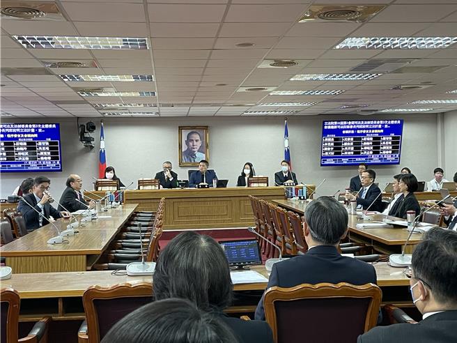 立法院司法法制委员会今有委员提议要更改格局，但立法院总务处长周杰却称要等休会再改，令国民党立院党团总召傅昆萁动怒称「开什么玩笑、搞什么东西」，直言对方把立院当盘子？（蔡雯如摄）