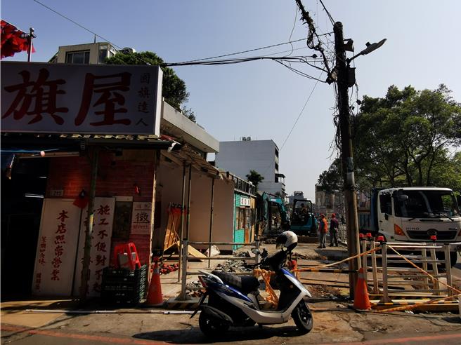 忠贞商圈道路拓宽，平镇区公所进场施工。（吕筱蝉摄）