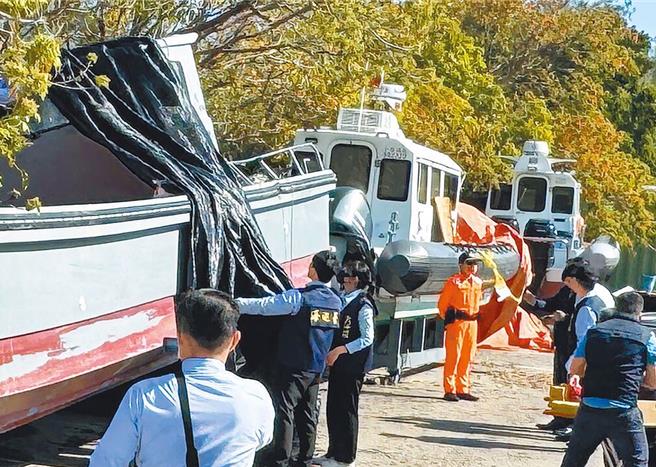 金門大陸漁船翻覆事件持續延燒，圖為海巡署檢視打撈上岸的事發漁船。（中時資料照，于家麒攝）