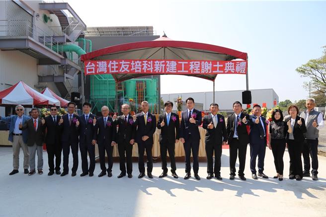 日本住友培科株式会社藤原一彦社长(左7)特地远道而来，与高雄市长陈其迈(右8)、台湾住友培科总经理楢村光昭(左8)以及多位贵宾共同为新厂祈福。（高市经发局提供）