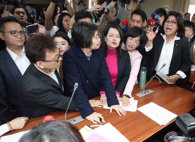 陆船翻覆事件真相未明，立法院内政委员会4日邀请海委会主委管碧玲、陆委会主委邱太三、国防部及海军司令部参谋长就「金门撞船案:翻船执法过程及后续处理」进行报告，但是管碧玲认为「撞船」违背事实，将专报标题改为「取缔事故」，引发国民党不满。委员会一开会，民进党与国民党立委们站在主席台前，抢登记程序发言，双方一度发生争论。（刘宗龙摄）