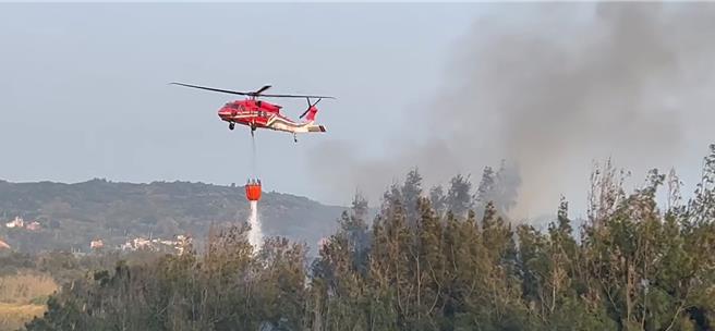 空勤總隊直升機支援救火。（民眾提供／李京昇苗栗傳真）