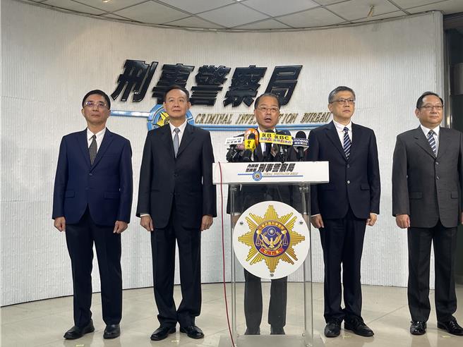 警政署长黄明昭（中）4日表示，警察同仁值班一定要提高警觉，警方也会持续加强驻地安全维护设施。（警方提供）
