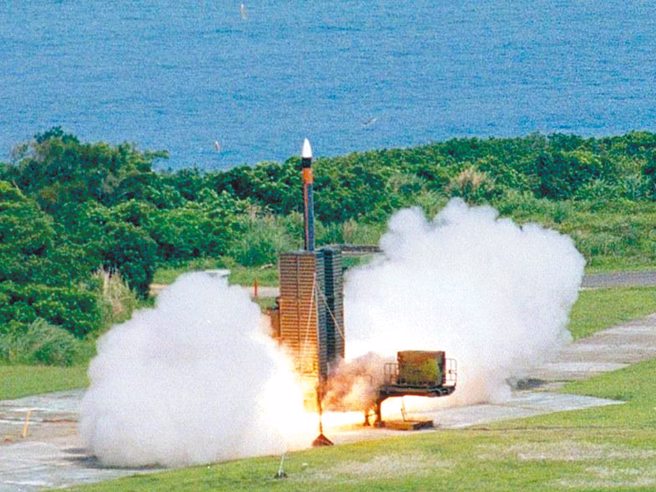 前立委蔡正元透露，2016年国军雄三飞弹误射时，大陆其实已准备好「第二击」，有自动系统将飞弹打向高雄，高雄将从地球上消失。示意图，图为天弓三型飞弹垂直发射资料照。(中时资料库) 
