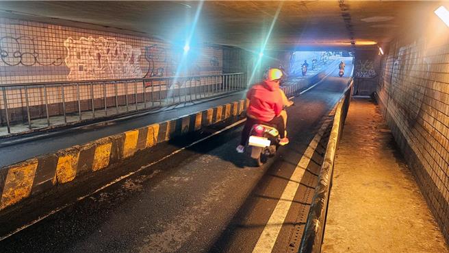台南市永康區中正路地下機車道4日上午傳出積水，經搶修後於中午開放通行。（市府水利局提供／洪榮志台南傳真）