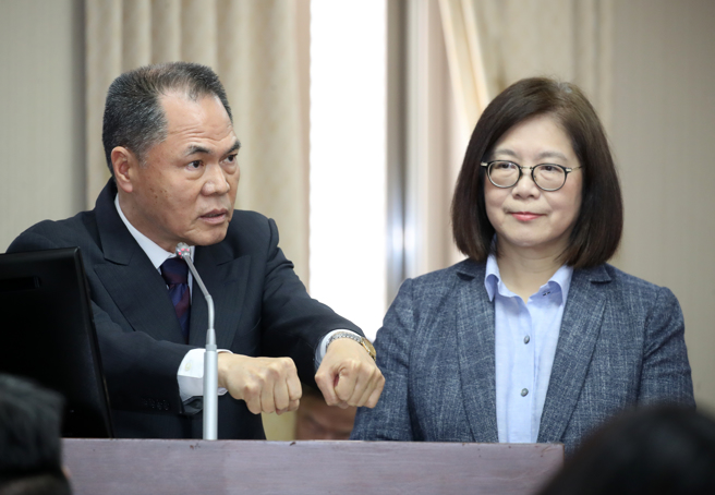 立法院内政委员会4日邀请海委会主委管碧玲（右）、陆委会主委邱太三、国防部及海军司令部参谋长就「金门撞船案:翻船执法过程及后续处理」进行专题报告，并备质询。管碧玲与海巡署署长周美伍（左）上台回应立委的质询。（刘宗龙摄）