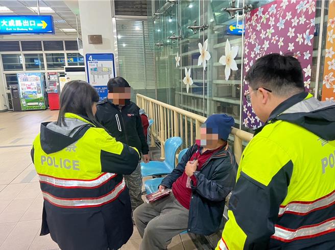 警方在杨梅火车站内找到失踪男子，让家属直呼感谢。(警方提供／吕筱蝉桃园传真)
