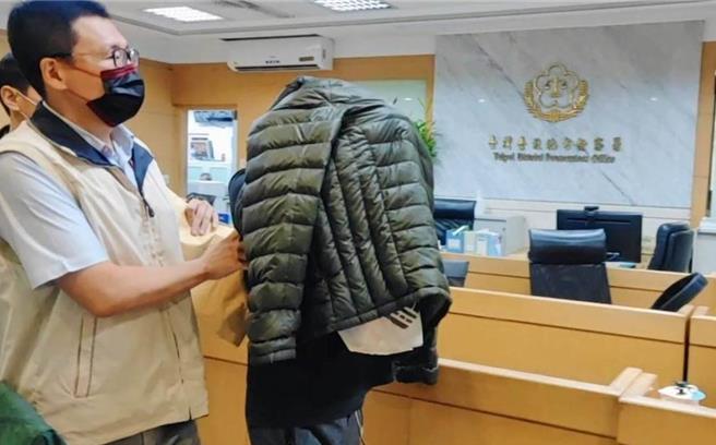 前台北市工務局水利工程處副工程司方龍乾（外套蓋頭者）與退休的葛姓同事合資開設工程公司，協助該公司取得防汛門維護工程多起標案，包庇廠商未依規定施工、且浮報產品價格，卻不實驗收，護航履約（本報資料照片）