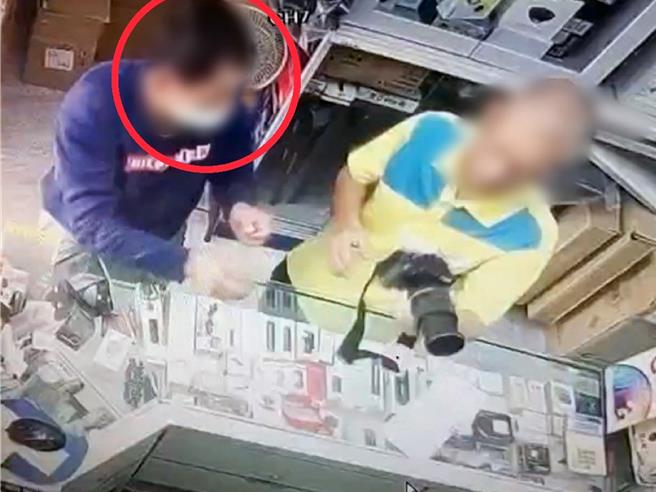 62歲王姓男子（圖左紅圈者）涉嫌侵占高級相機後，拿到相機行以2000元低價變賣，引發楊姓相機行老闆生疑。（讀者提供／洪榮志台南傳真）