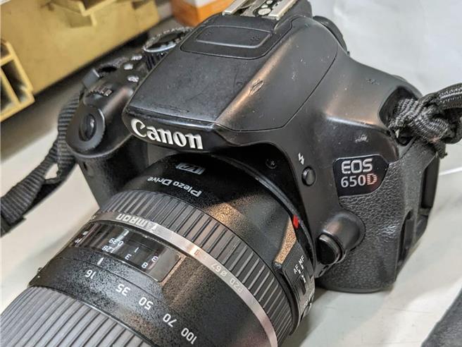 王男涉嫌侵占的高級相機。（讀者提供／洪榮志台南傳真）