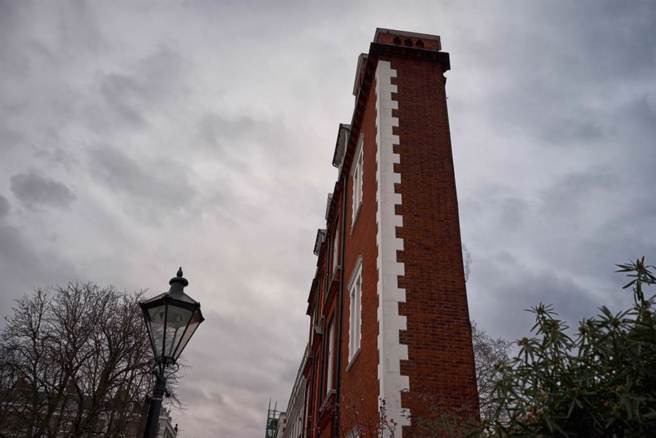 大陸河南鄭州一棟「紙片樓」，近日引發關注，不過官方指出這只是視線錯覺。(圖:shutterstock/達志)