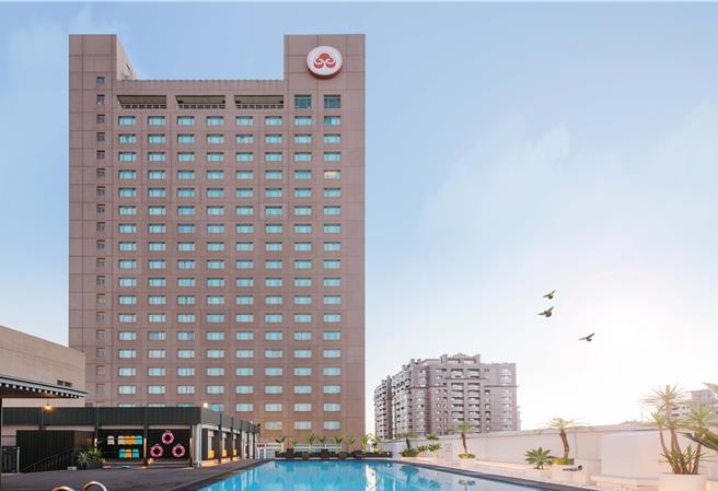 「觀光金獎歡慶限量住房專案」平日入住豪華雙人房，限時優惠價2220元，相當於每人1110元即可入住金獎飯店。(高雄福華大飯店提供)