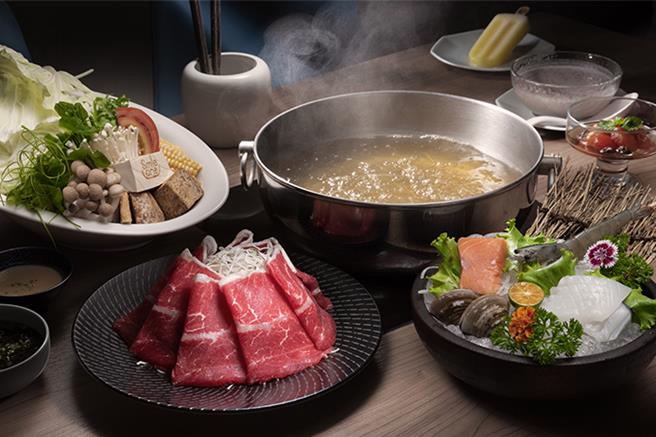 高雄福華勇奪「台灣觀光金獎」，歡慶獲獎，館內的「Smile One」精緻涮涮鍋可用加220元加購無骨牛小排。(高雄福華大飯店提供)