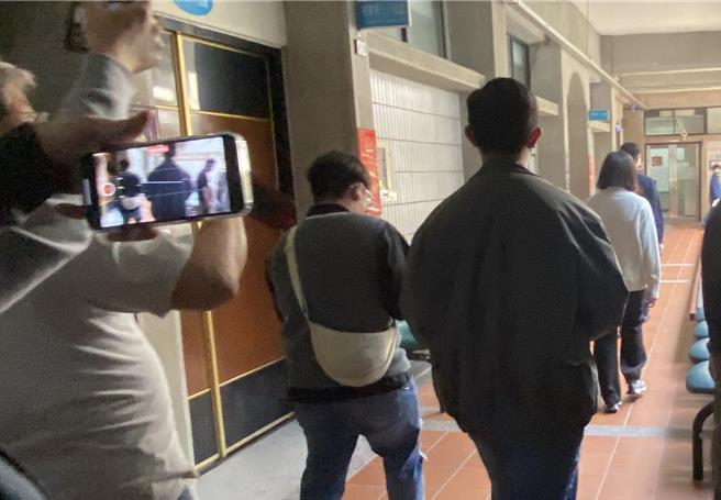 台中5亿赖姓高中生命案，台中地院4日开庭审理夏男涉「假结婚」偽造文书罪部分，传讯签名当结婚证人的赖男及在场1对新人作证。（陈淑芬摄）