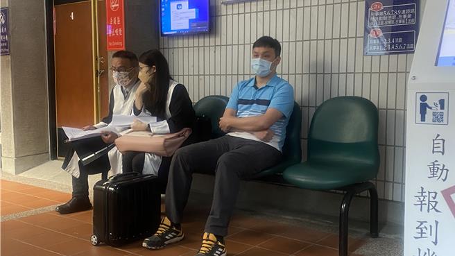 台中5亿赖姓高中生命案，台中地院4日开庭审理夏男（右一）涉「假结婚」偽造文书罪部分，传讯签名当结婚证人的赖男及在场1对新人作证，帮签名当结婚证人的赖男证称，他向夏道「恭喜」，但他没回应。（陈淑芬摄）