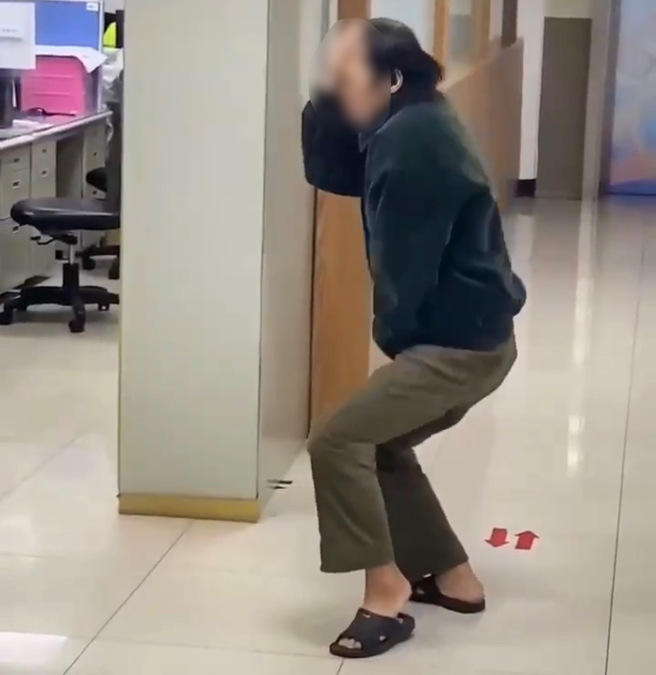 桃园平镇分局近期有一名男子进入派出所后，竟就在员警面前大跳经典舞曲「Beat it」。（图 / 翻摄画面）