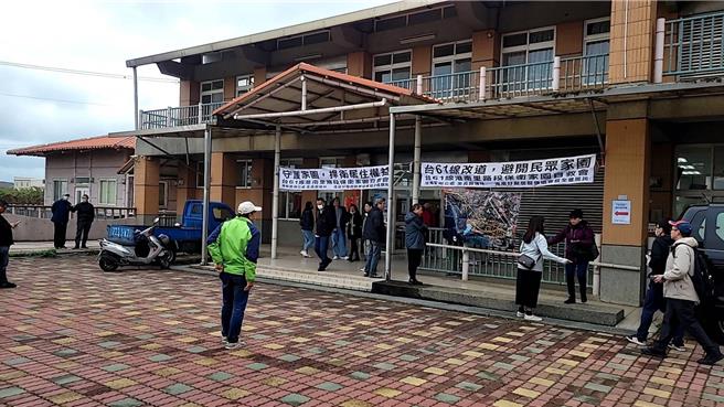 西濱快速公路鳳鼻至香山段新建工程綜合規畫地方說明會，路線建議規畫朝地方居民希望避開家園與交通衝擊影響的新港二路、港北溝局部跨越香山溼地路線。（陳育賢攝）