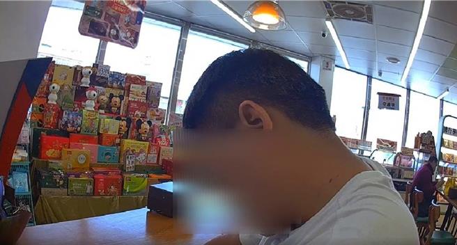 台南市陈姓男子身背五条通缉罪嫌，近日骑机车行经永康区看到警察拦检时，竟加速违规右转，还因摔车弃车爬墙逃逸，并躲进附近的超商「买酒压惊」，但仍被逮获。（读者提供／洪荣志台南传真）