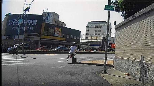 台南市陈姓男子身背五条通缉罪嫌，近日骑机车行经永康区看到警察拦检时，竟加速违规右转，还因摔车弃车爬墙逃逸，并躲进附近的超商「买酒压惊」，但仍被逮获。（读者提供／洪荣志台南传真）