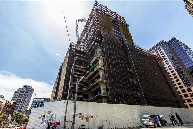 豐邑建邑豐采520建案，去年4月發生第5次道路坍塌事件，被縣府勒令停工迄今，豐邑指已付給10幾戶店面的潛在營業損失補償金。（羅浚濱攝）