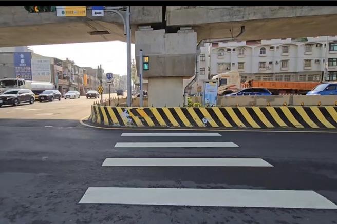桃園市中壢區高鐵南路三段、中正路三段路口，行人走在斑馬線上，卻遇到馬路分隔島及高鐵橋墩形成一堵牆無路可走。(呂筱蟬攝)