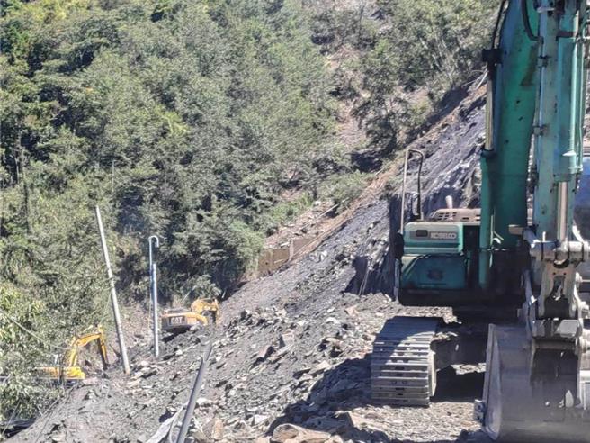 台8线中横灵甫桥路段将办理汛期前演练，7日封闭1.5小时，图为去年底抢修情形。（谷关工务段提供）