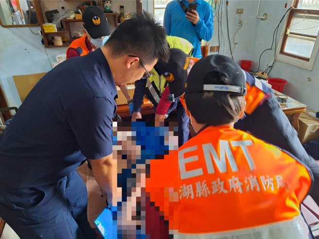 2024年3月4日澎湖县／澎湖西屿乡大池村一名独居中风男上月21日家中摔倒无人知，靠微弱哀嚎声引送货员帮求救，靠警方与警消合力送医。（白沙分局提供／许逸民澎湖传真）