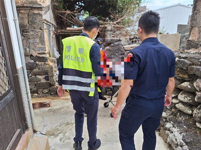 2024年3月4日澎湖县／澎湖西屿乡大池村一名独居中风男上月21日家中摔倒无人知，靠微弱哀嚎声引送货员帮求救，由警方和警消协力将其抬上担架送医。（白沙分局提供／许逸民澎湖传真）