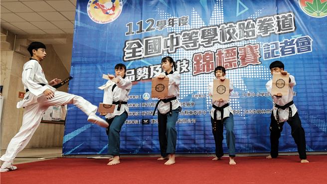 112學年度全國中等學校跆拳道錦標賽，6日至10日於新竹縣體育館舉辦，湖口高中、東泰高中跆拳道好手宣傳活動，表演側踼擊破。（羅浚濱攝）