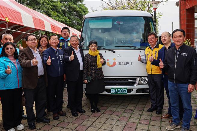 新竹縣副縣長陳見賢（左四）、新竹監理所所長吳季娟（左五）及關西鎮長陳光彩（右三）等人4日熱鬧為關西幸福巴士做通車典禮。（羅浚濱攝）