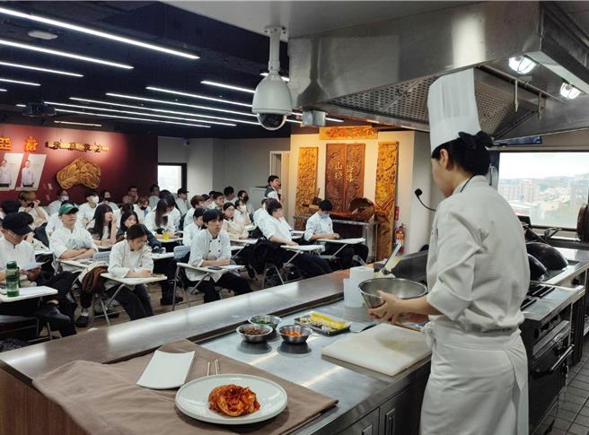 韩国又松大学国际餐旅系教授金慧珍（右）强调，韩式饭卷和日式寿司最大的不同在于饭卷使用白米饭，寿司用醋饭。（弘光科大提供／张妍溱台中传真）