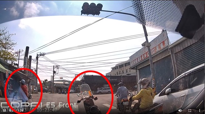 雲林一名阿嬤將機車停在路中央，下車去買燒仙草。（翻攝爆料公社）