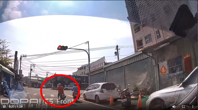 轎車駕駛尋找停車位時，就發現前方阿嬤準備停車。（翻攝爆料公社）