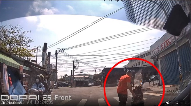 最後由店家幫忙將機車牽到路旁停放。（翻攝爆料公社）