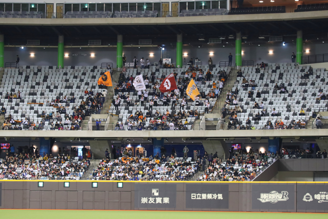 讀賣巨人3日與樂天桃猿交手，吸引30890人進場，寫下台灣棒球單場觀眾人數次高紀錄。（陳君瑋攝）