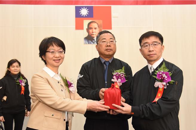秘书长陈斌山主持交接典礼。（苗栗县政府提供／李京升苗栗传真）