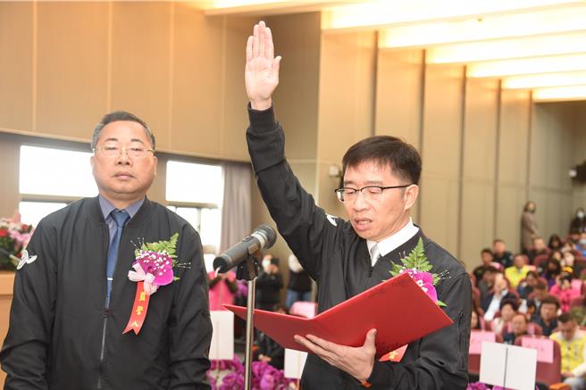 新局长杨文志宣誓就职。（苗栗县政府提供／李京升苗栗传真）