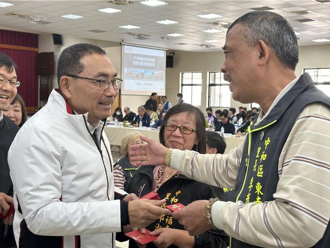 新北市长侯友宜4日参加中和区行动治理座谈会，会前侯一一向中和区里长问候致意。（高钧麟摄）