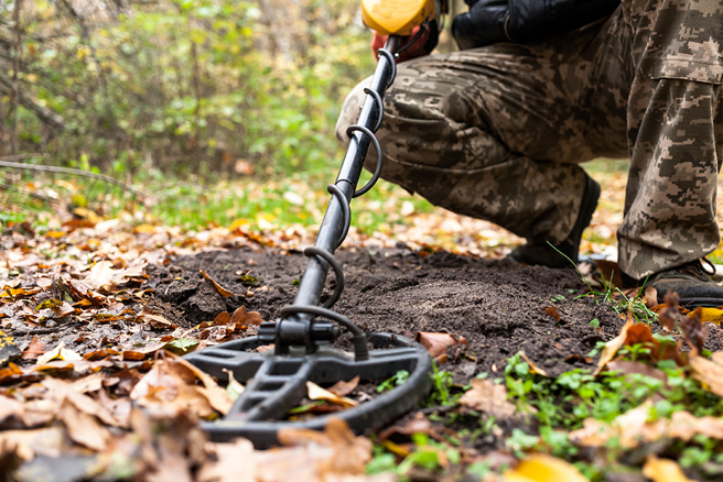 父子使用金属探测器，打算进入废弃屋寻宝时，意外发现一具尸体。(图:shutterstock/达志)