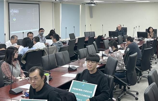 高雄市环境保护局4日召开「楠梓产业园区设置计画环境影响差异分析报告」专案小组第2次初审会议，地球公民基金会代表（左下）到场出席并举牌表达诉求。（林瑞益摄）