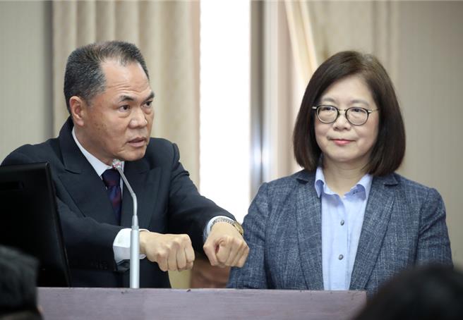 立法院内政委员会4日邀请海委会主委管碧玲（右）、陆委会主委邱太三、国防部及海军司令部参谋长就「金门撞船案：翻船执法过程及后续处理」进行专题报告，并备质询。管碧玲与海巡署署长周美伍（左）上台回应立委的质询。（刘宗龙摄）