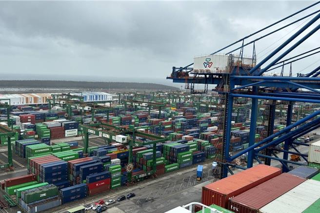 国发会公布1月景气对策信号综合判断分数为27分，较上月上修值22分增加5分，灯号转呈象徵当前景气稳定的绿灯。（黄琮渊摄）