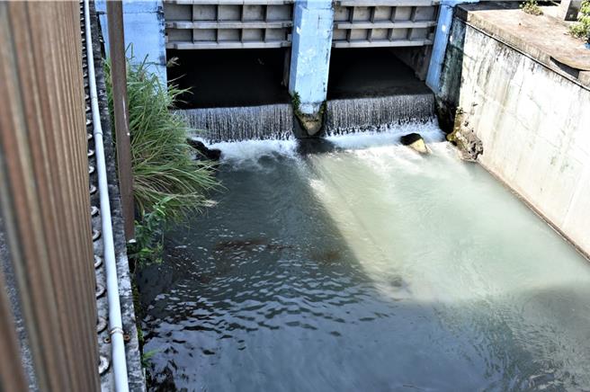 花蓮市萬壽雨水大排是花蓮市區重要排水系統，昨卻有民眾發現大排裡有大片黑色廢油，懷疑遭人惡意傾倒，環保局將檢驗油汙成分，溯源找出亂倒廢油的兇手，並依相關環保法令祭出罰則。（花蓮市公所提供／羅亦晽花蓮傳真）