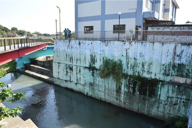 花蓮市萬壽雨水大排是花蓮市區重要排水系統，昨卻有民眾發現大排裡有大片黑色廢油，懷疑遭人惡意傾倒，環保局將檢驗油汙成分，溯源找出亂倒廢油的兇手，並依相關環保法令祭出罰則。（花蓮市公所提供／羅亦晽花蓮傳真）