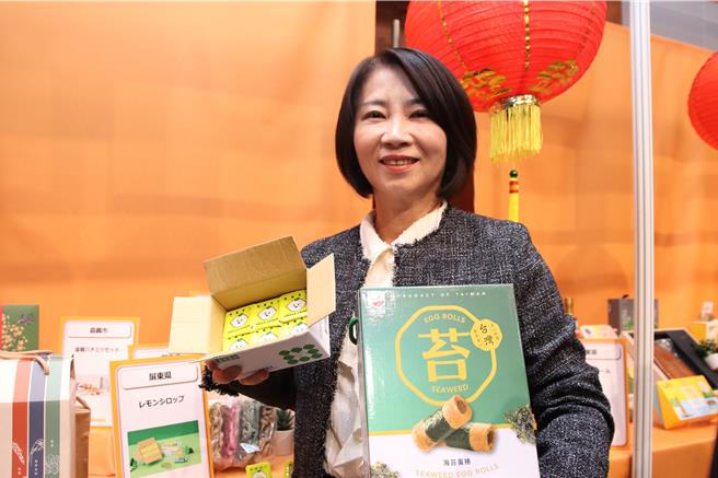 屏東縣長周春米在東京食品展展前記者會推銷屏東好物。(屏縣府提供)