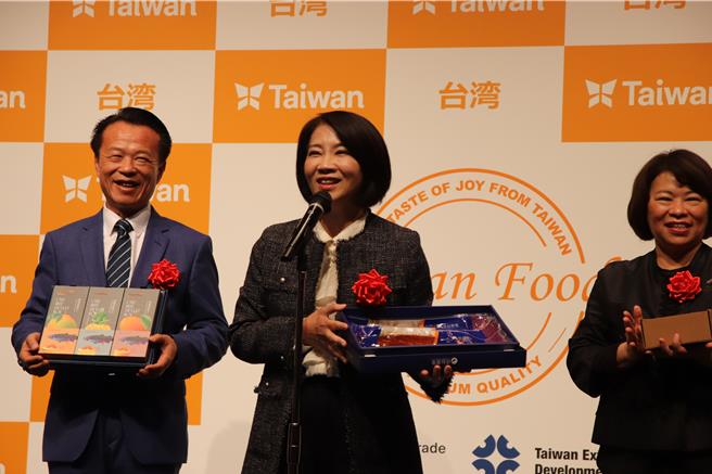 屏東縣長周春米(中)在東京食品展展前記者會推銷屏東好物。(屏縣府提供)
