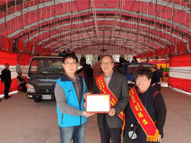 澎湖元宵结束，乞得人分送米包龟造福乡里。湖西乡龙门观音宫的4万3，000台斤米包龟，今年一样由澎湖旅北纬鸿车业有限公司董事长吕瑞进（图中）伉俪乞得并捐出，4日中午由湖西乡公所秘书卢富生代表乡长致谢。（湖西乡公所提供／许逸民澎湖传真）