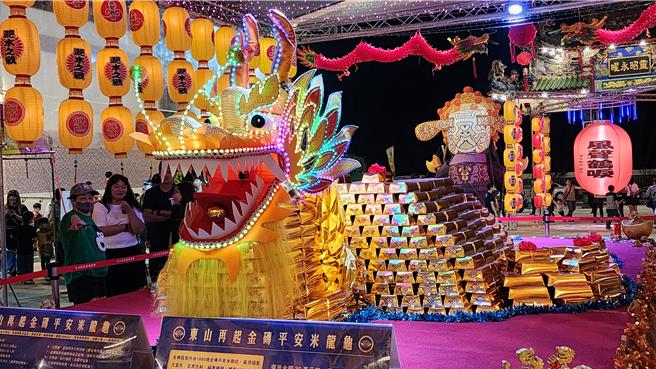 澎湖元宵结束，乞得人分送米包龟造福乡里。湖西乡尖山显济殿今年的金砖灵龟，也是由1888块金砖纸盒包装1公斤装的平安米砌成。（本报资料画面）