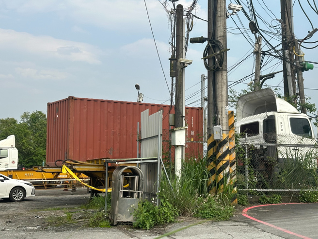 基隆市一名46歲阮姓男子在七堵區實踐路253巷口路邊除草時，遭到不明原因電擊，當場失去呼吸心跳。（翻攝畫面）