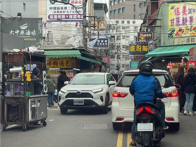 中原夜市不分白天、夜晚都是人车争道，乱象多。（吕筱蝉摄）